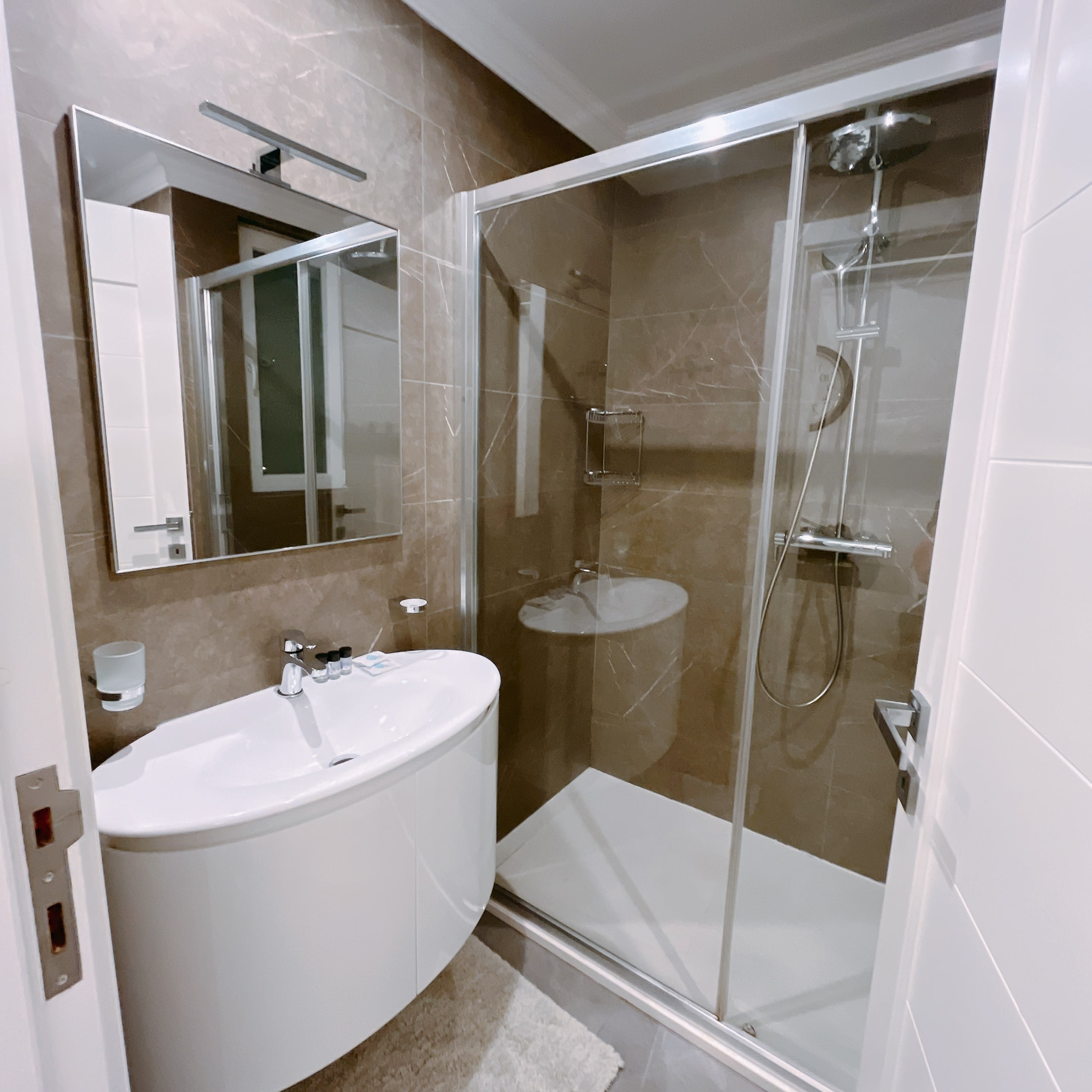 マルタ　アパート　シャワールーム