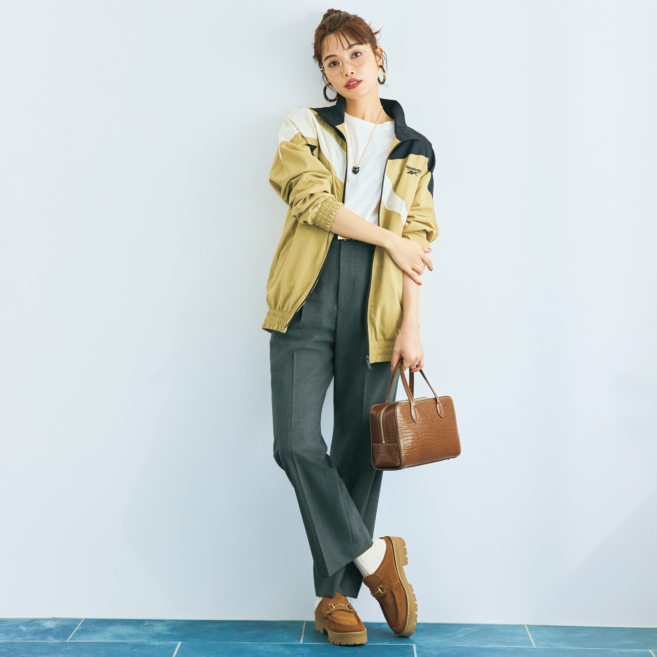 モダン配色のジャケットで完成する奥行きたっぷりの最旬パンツスタイル　垣内彩未さん