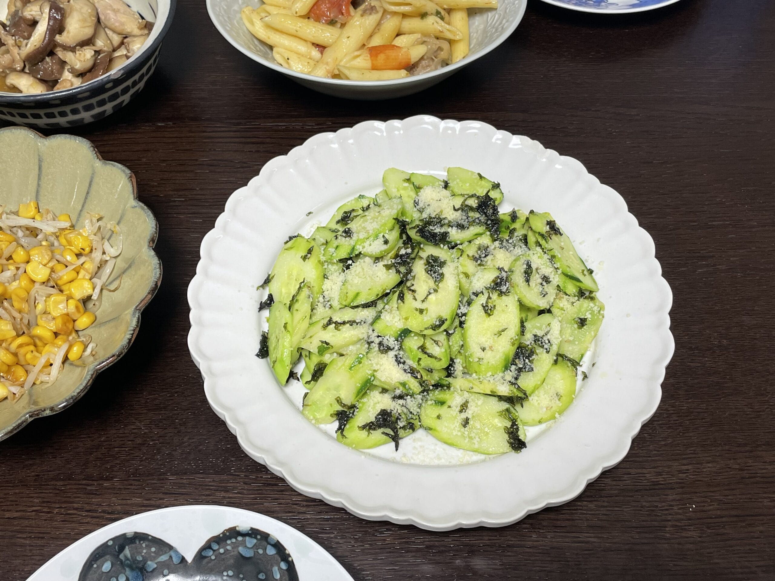 長谷川あかりさんのレシピ「海苔キュー炒め」を40代主婦が作ってみた写真。阿部慎太朗さん作陶のマーガレット皿に盛り付けている。