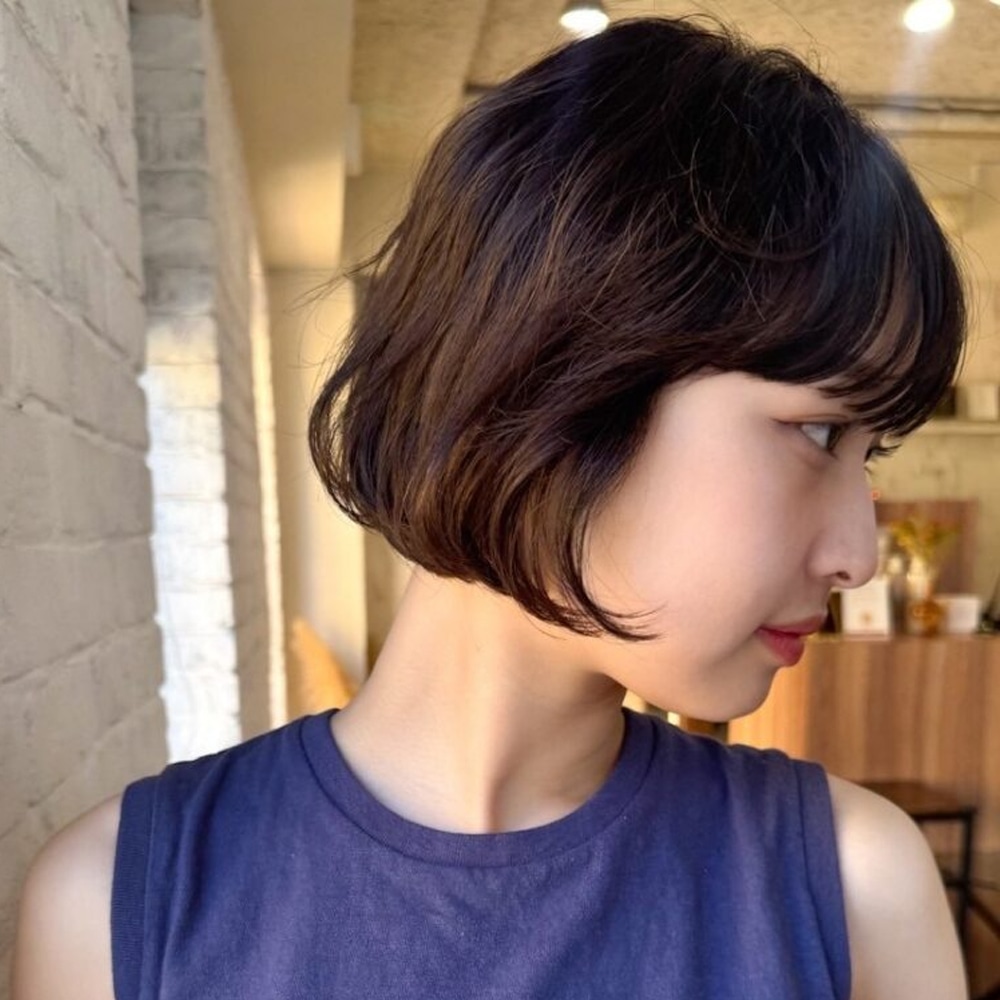 髪型から秋へ！ふんわりニュアンスに更新　大人のショートボブ　アザーカット01
