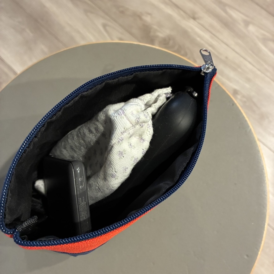 サングラス、老眼鏡、モバイルバッテリーを入れたL.L.Bean バイカラーポーチ