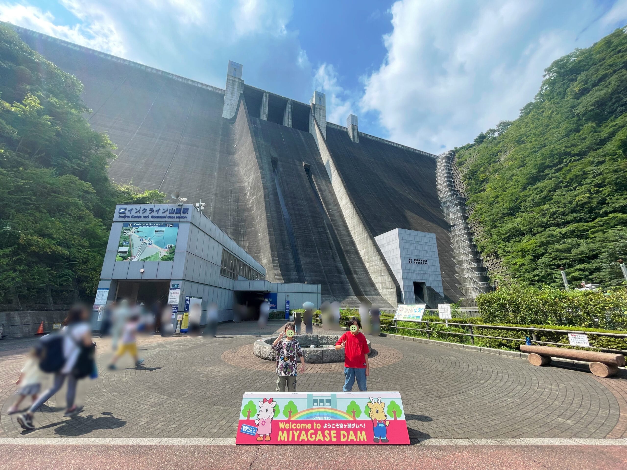 ようこそ宮ヶ瀬ダムへ！のウェルカムボードと一緒に記念撮影。