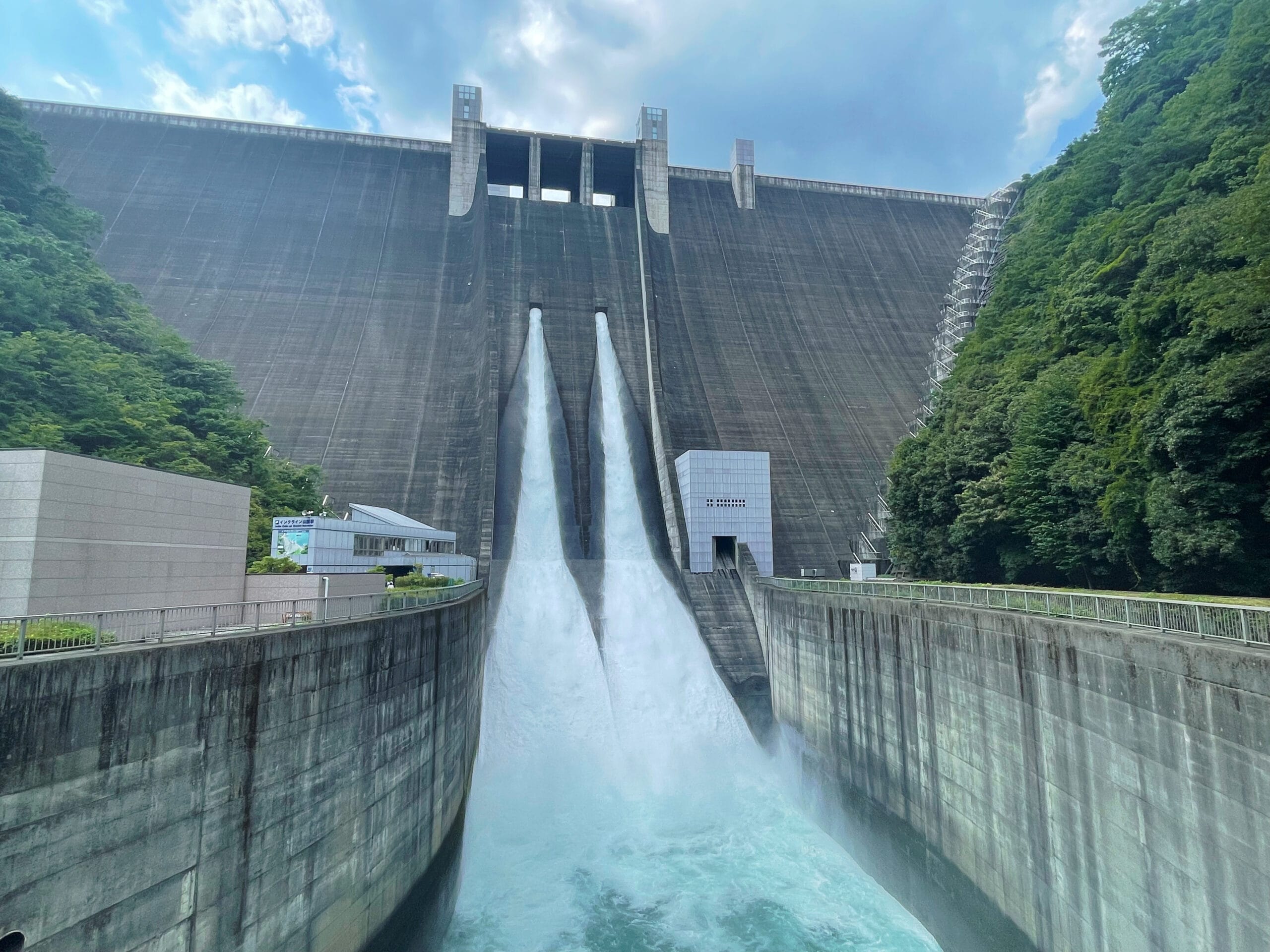 宮ヶ瀬ダムの観光放流