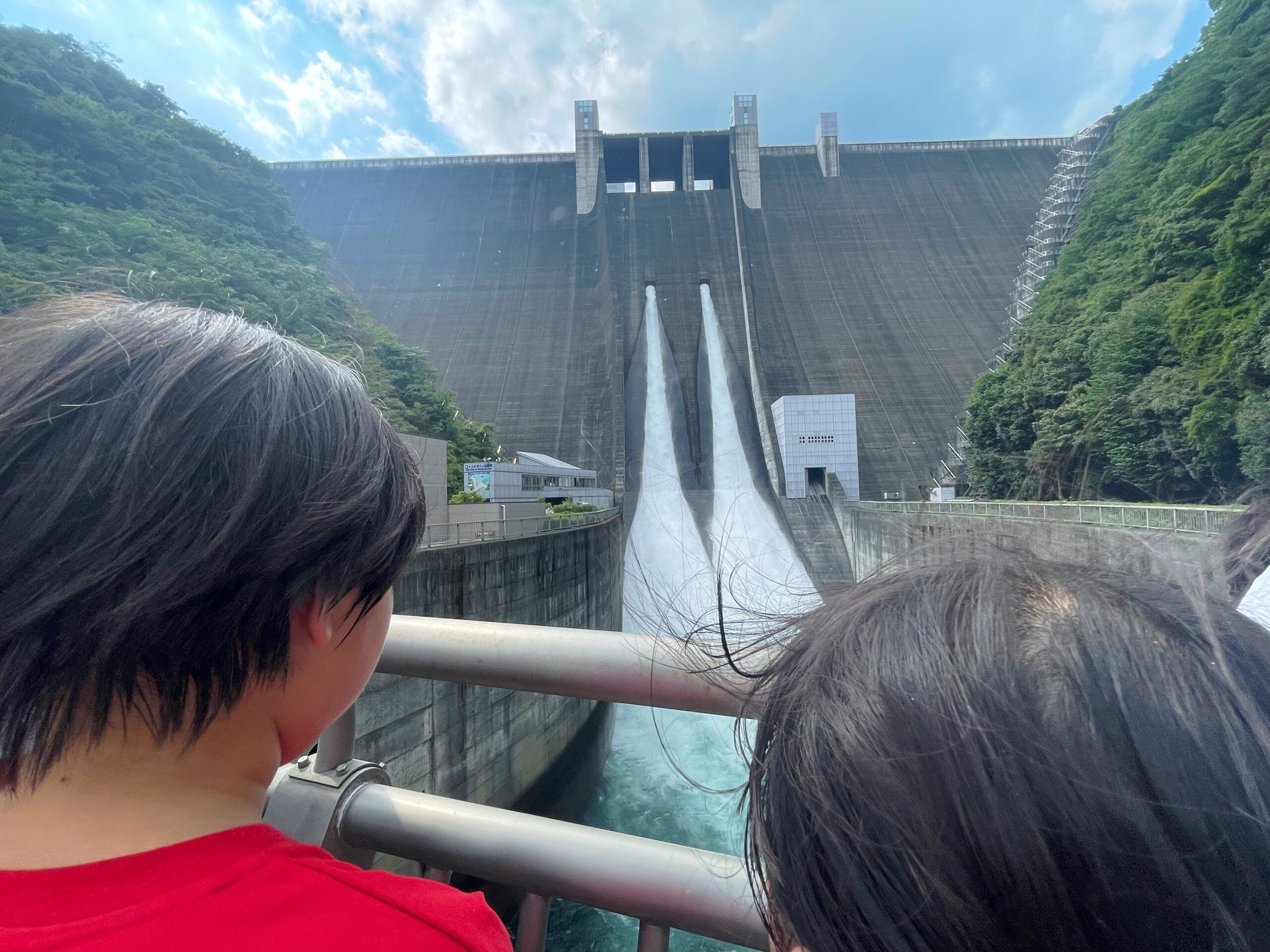 宮ヶ瀬ダムの観光放流をダム直下の橋から見ている様子