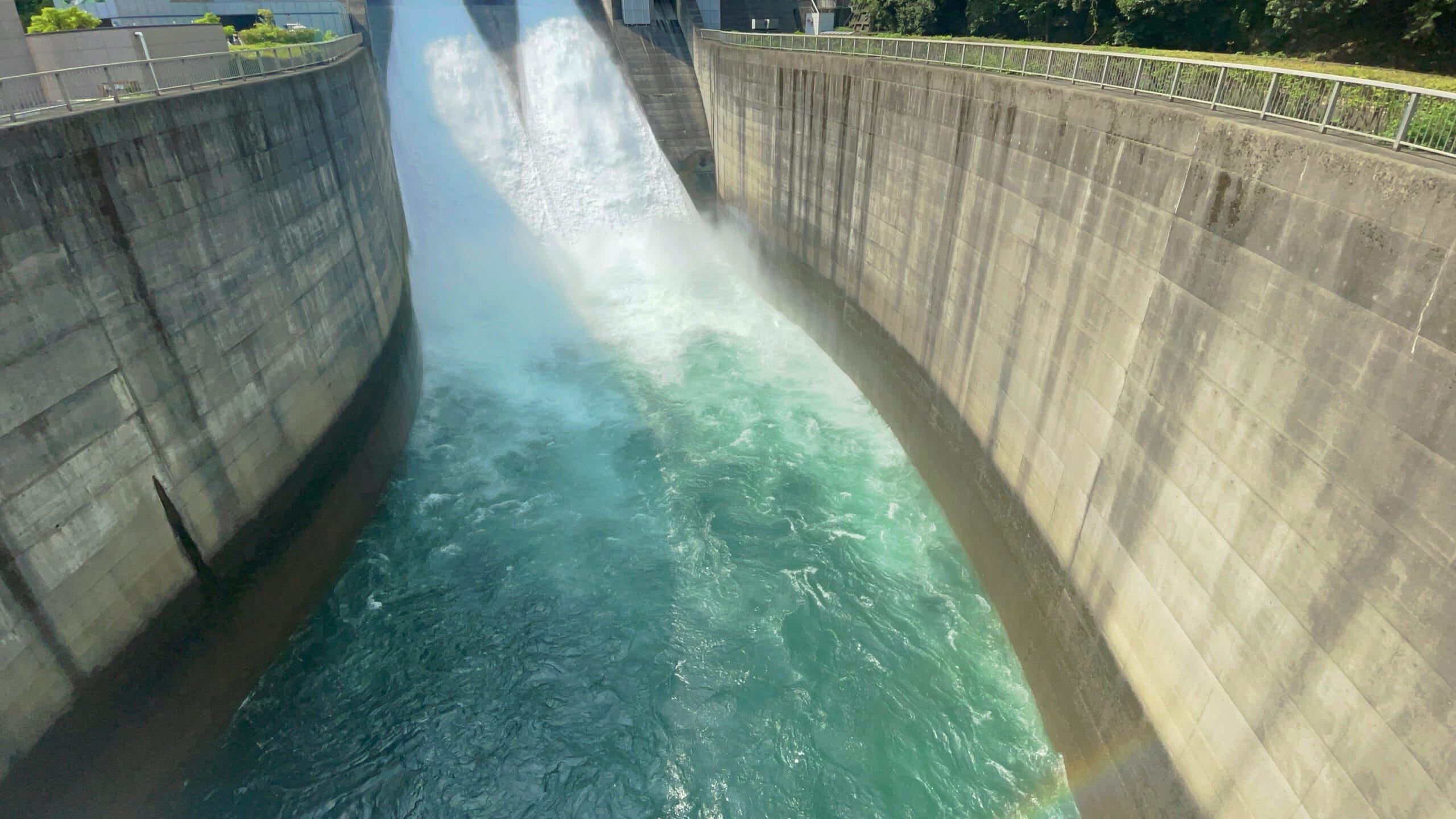 観光放流中、虹がかかる様子