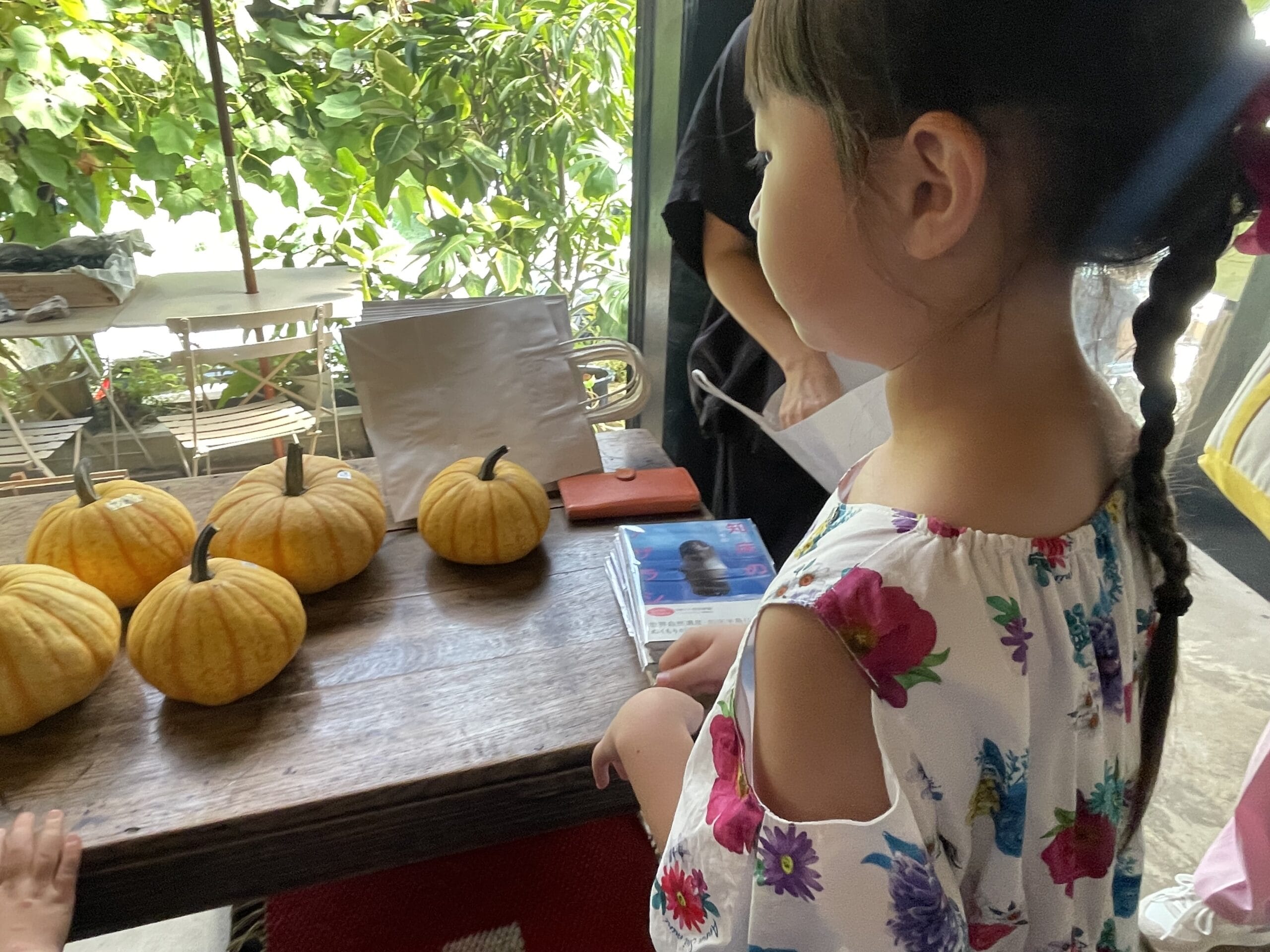 かぼちゃを選ぶ小学生