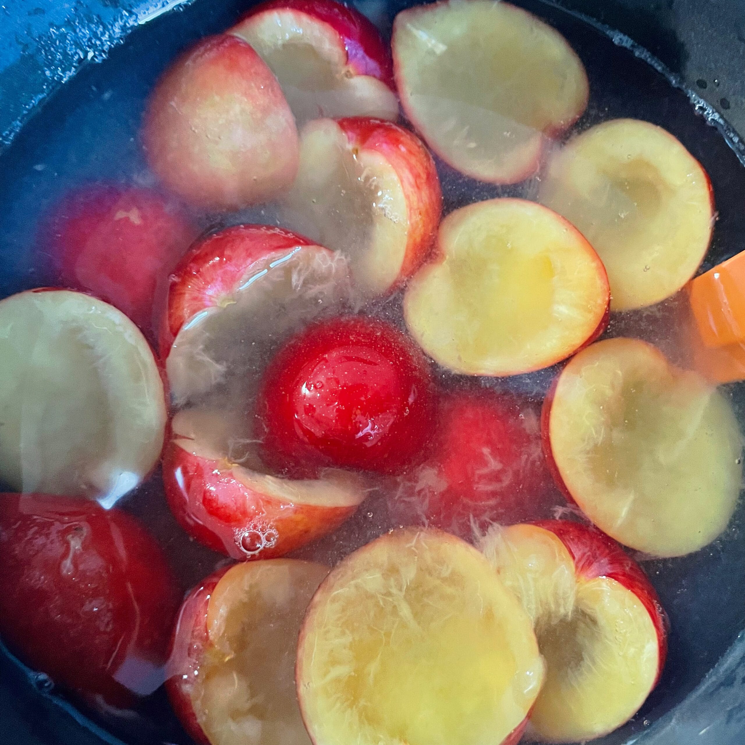 プラムのコンポートを鍋で作る様子