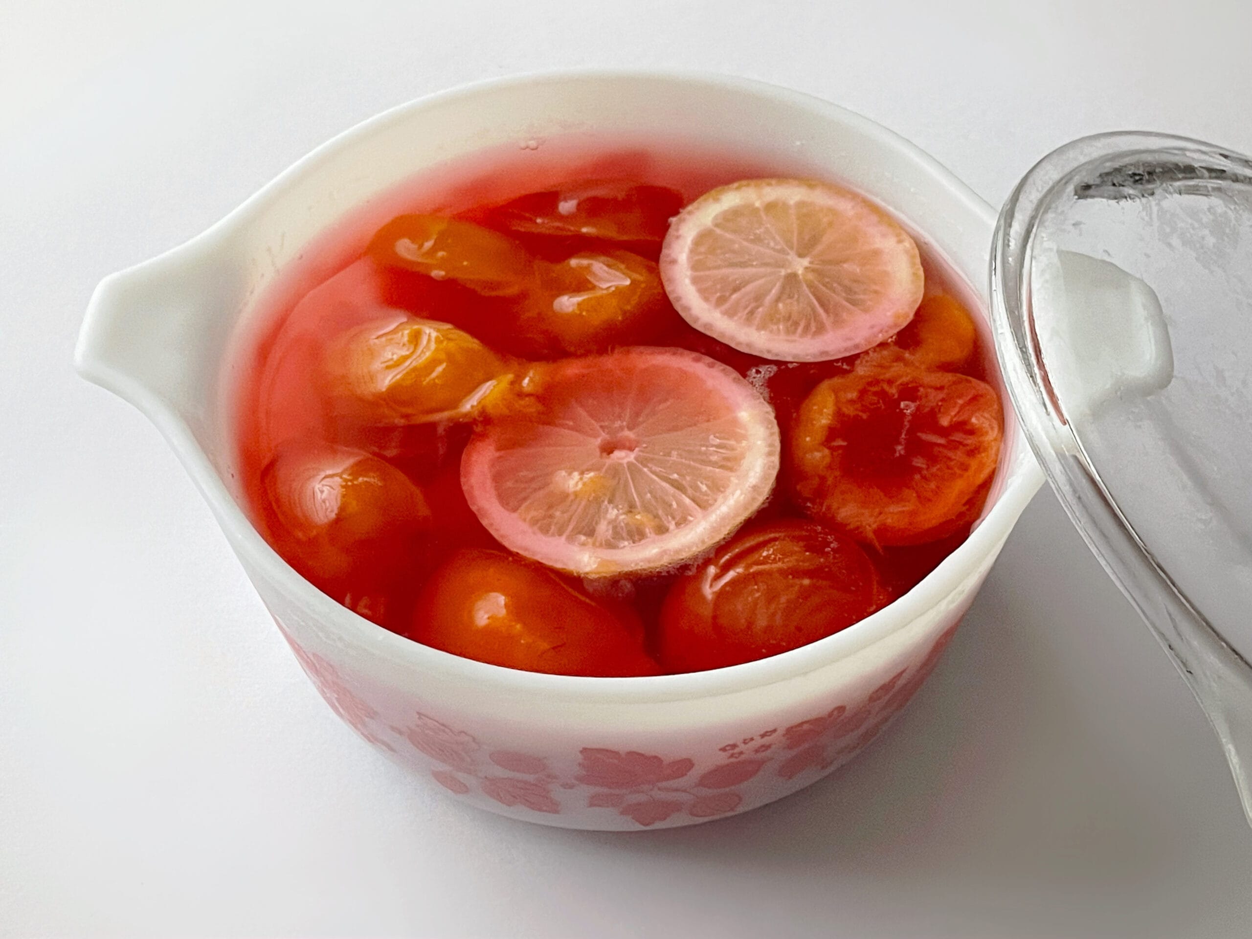 プラムのコンポートを手作り。オールドパイレックスのキャセロールに入れている。