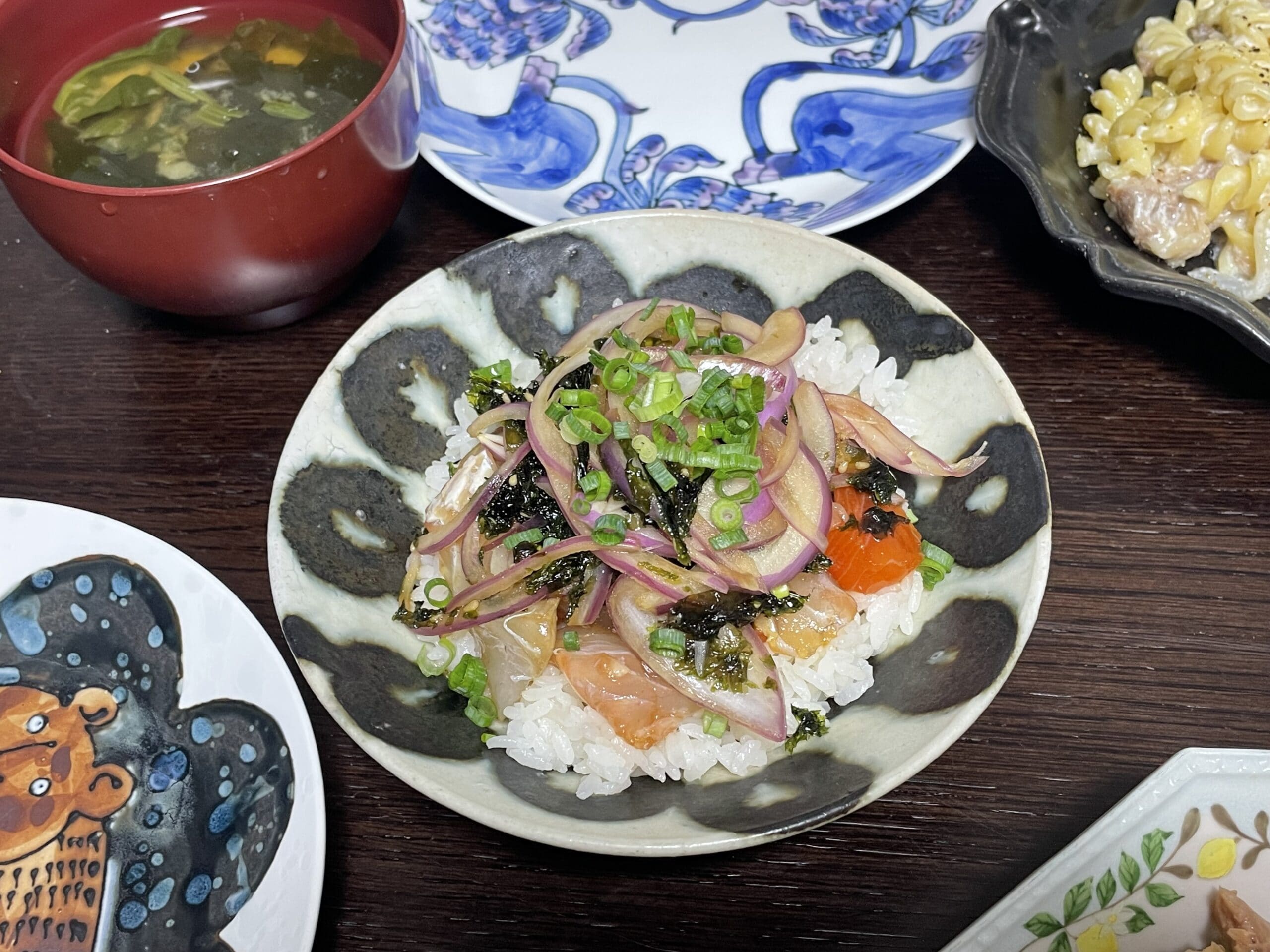 本多理恵子さんのレシピ「マグロのノリポキ丼」を色々なお刺し身の切り落としに置き換えて40代主婦が作ってみた写真。