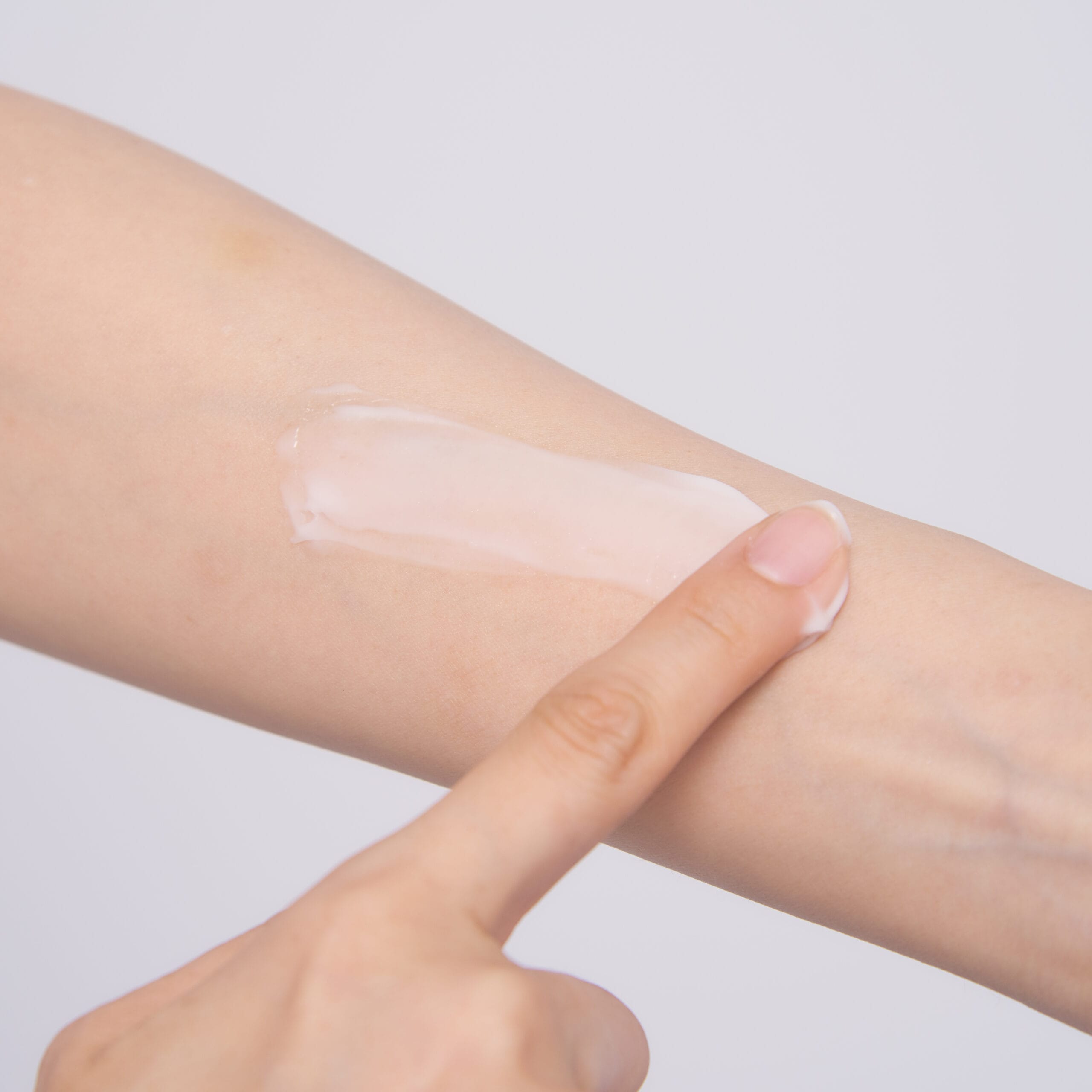 バイタライズ リフトクリームを肌にのばしているところ