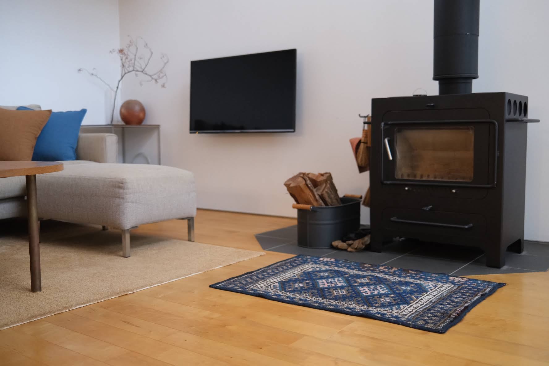 トライバルラグとLOSKAクッション