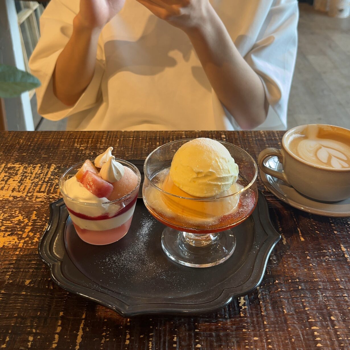 cafe flatの季節の桃スイーツ