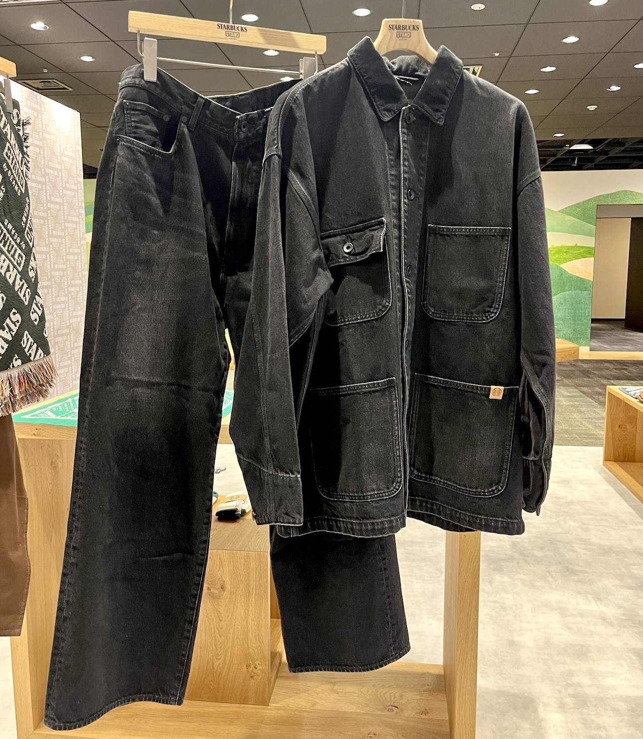 STARBUCKS STAND by BEAMSのカバーオールとデニム