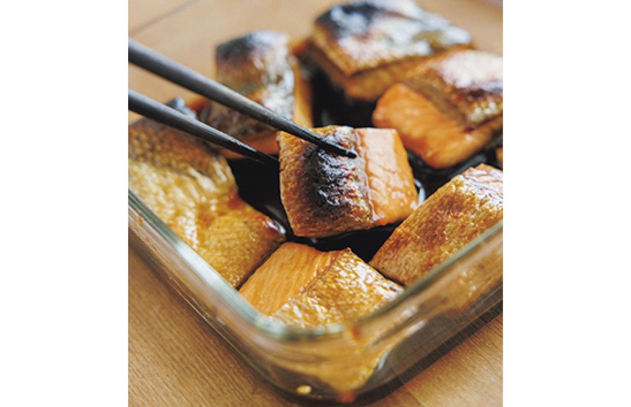 サケは焼いてから漬けダレへ。タレだけが焦げついて、魚自体は焼きが足りない、という失敗もない