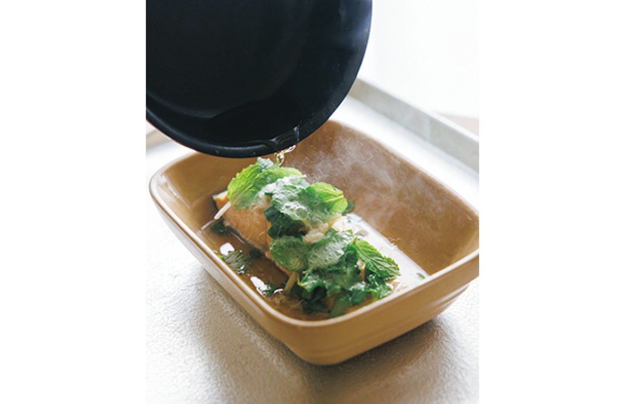 油は煙が立つほどしっかり熱するのがポイント。一気に温度が上がることで、にらとミントの香りが強く立ち上がる