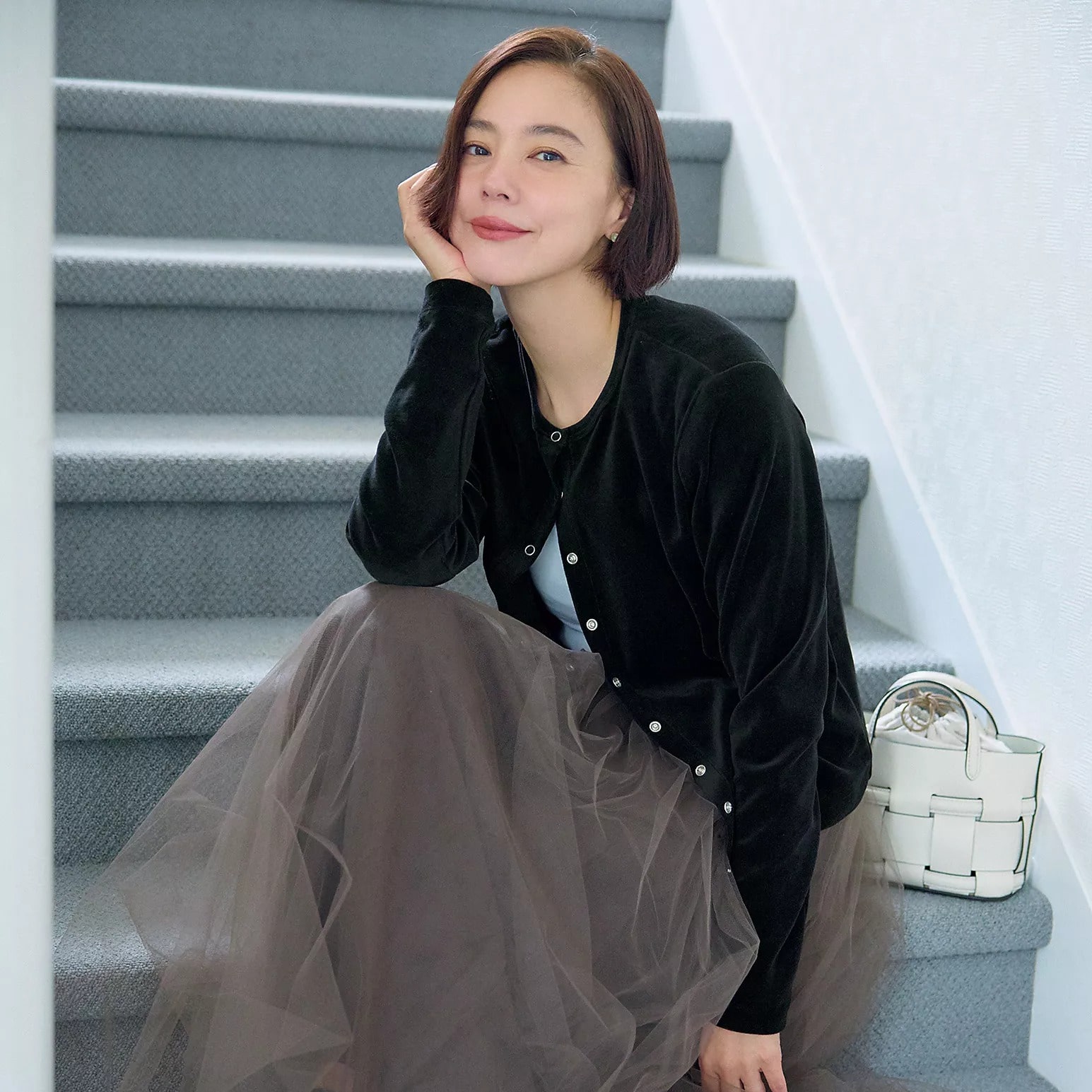 12closet
【洗える】ベロアスナップカーディガン
￥14,300　ブラックをモデル着用