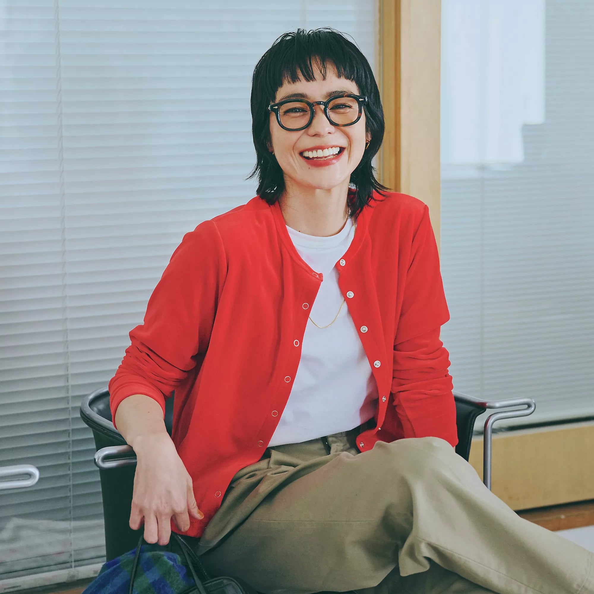 12closet
【洗える】ベロアスナップカーディガン
￥14,300　レッドをモデル着用