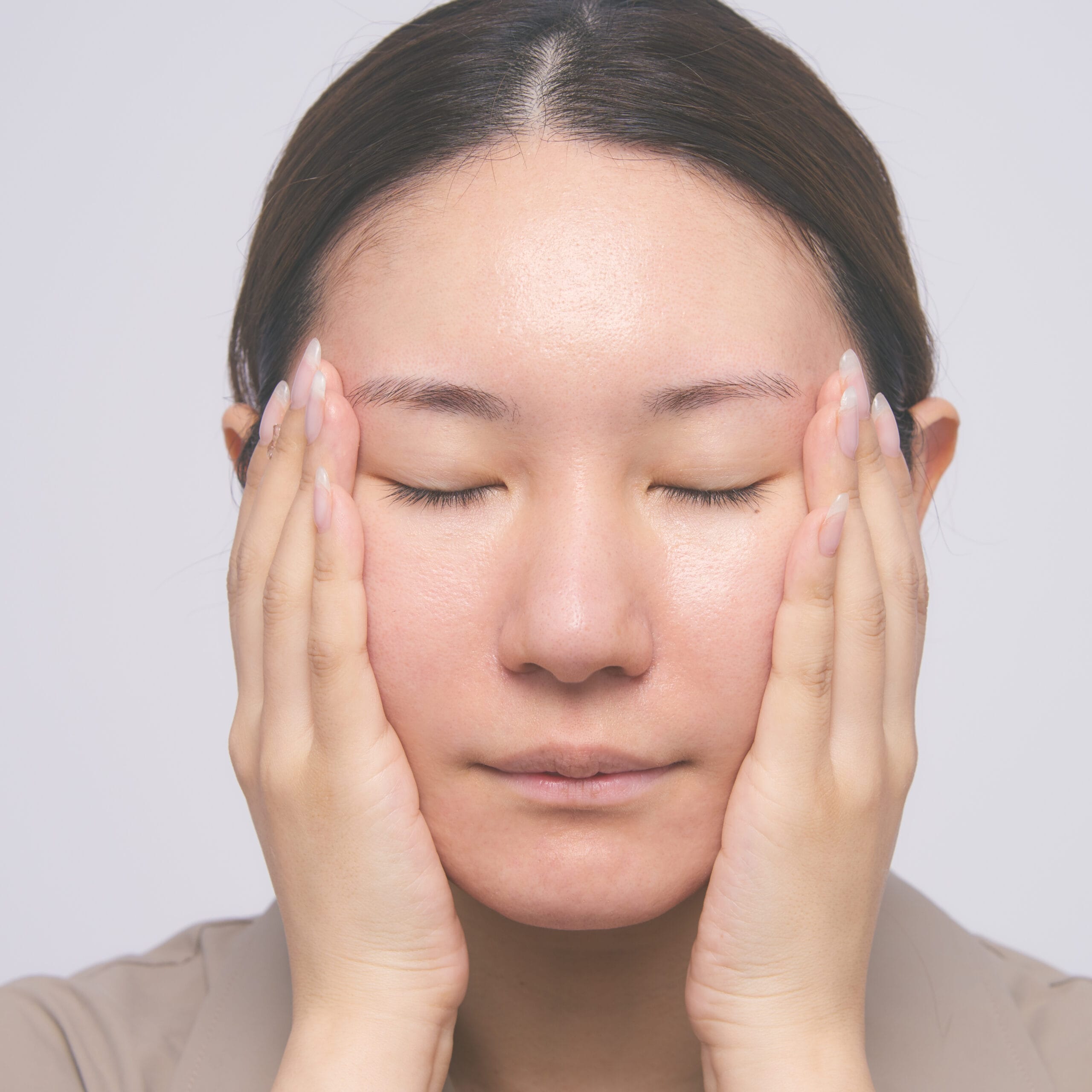 B.Aローション 7を顔になじませているところ 