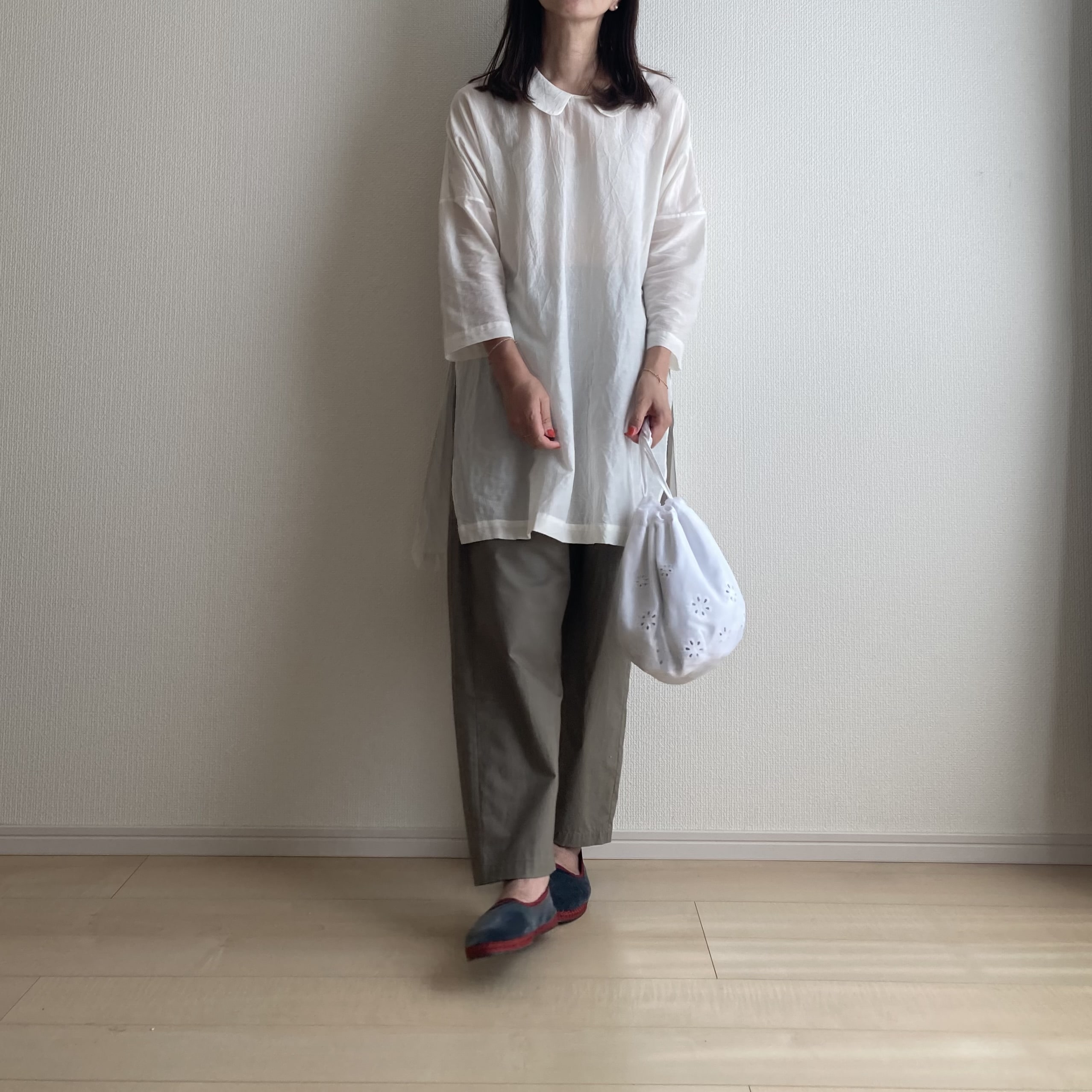 40代女性長袖チュニックブラウス服着画