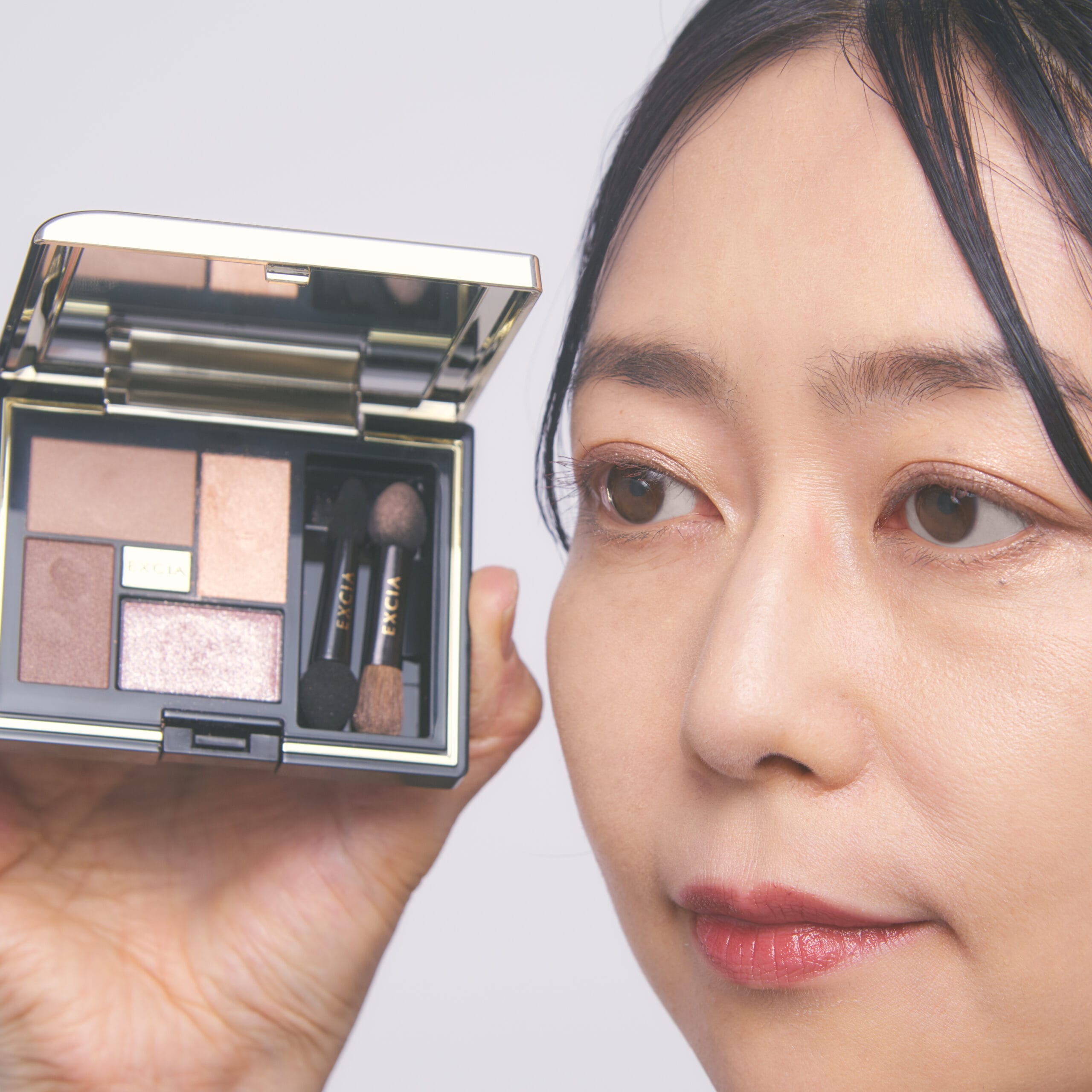 エクシア アイカラー ヴォロンテ【08 イリス ミステリュー】を使ってメイク。