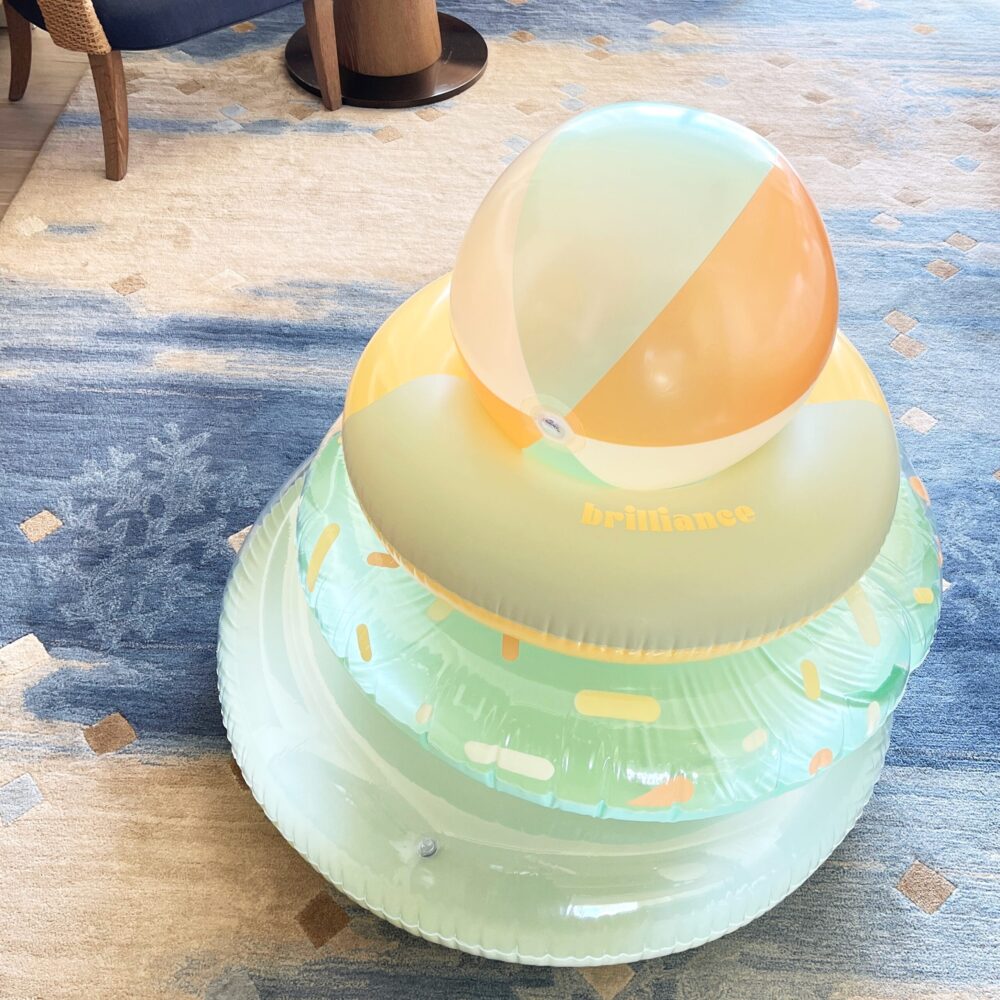 スリーコインズ　うきわ　ビーチグッズ