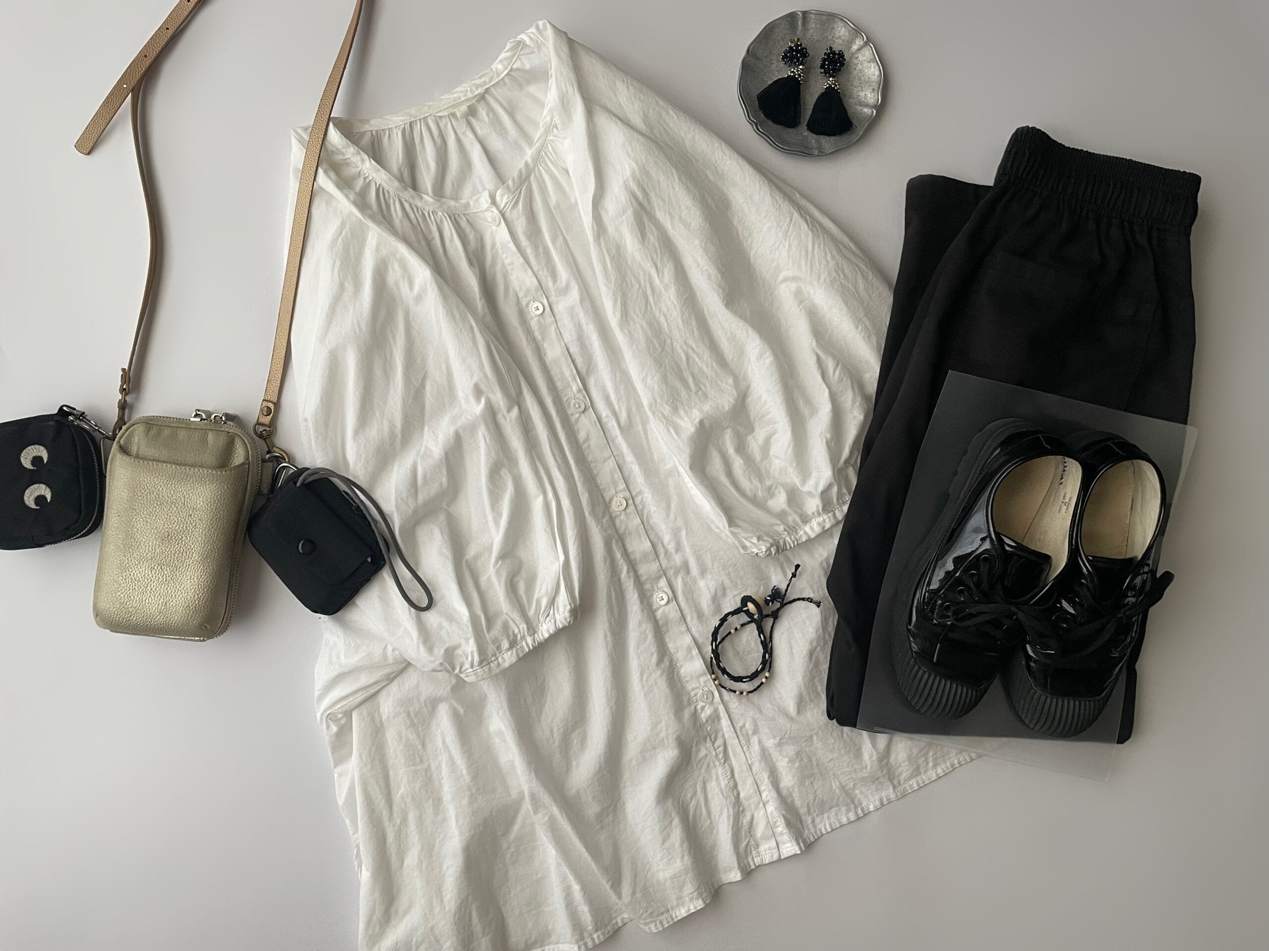 40代女性の2025年9月上旬コーデ、上下GUのワンツーコーデ。白シャツに黒のシェフパンツを合わせているフラットレイ画像。