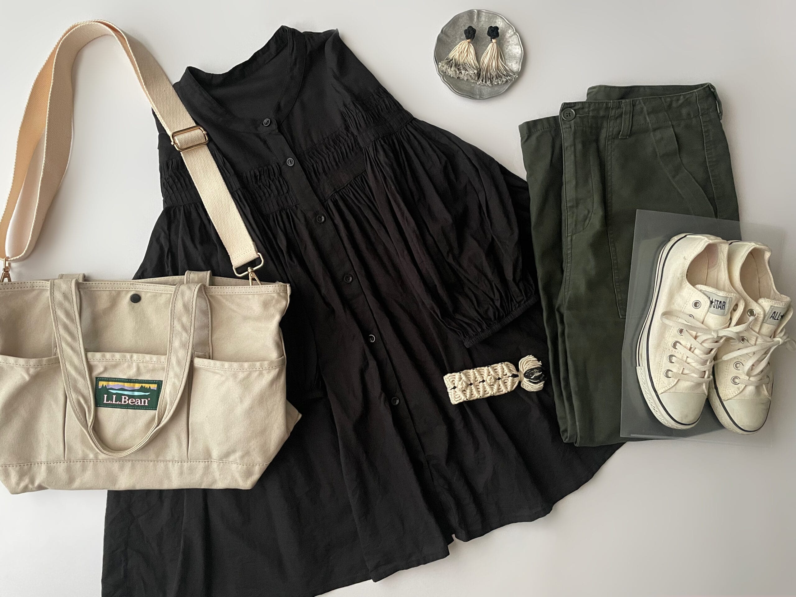 40代女性の2025年9月上旬コーデ、ボンジュールサガンの黒のタックブラウスにユニクロのベイカーパンツを合わせているフラットレイ画像。