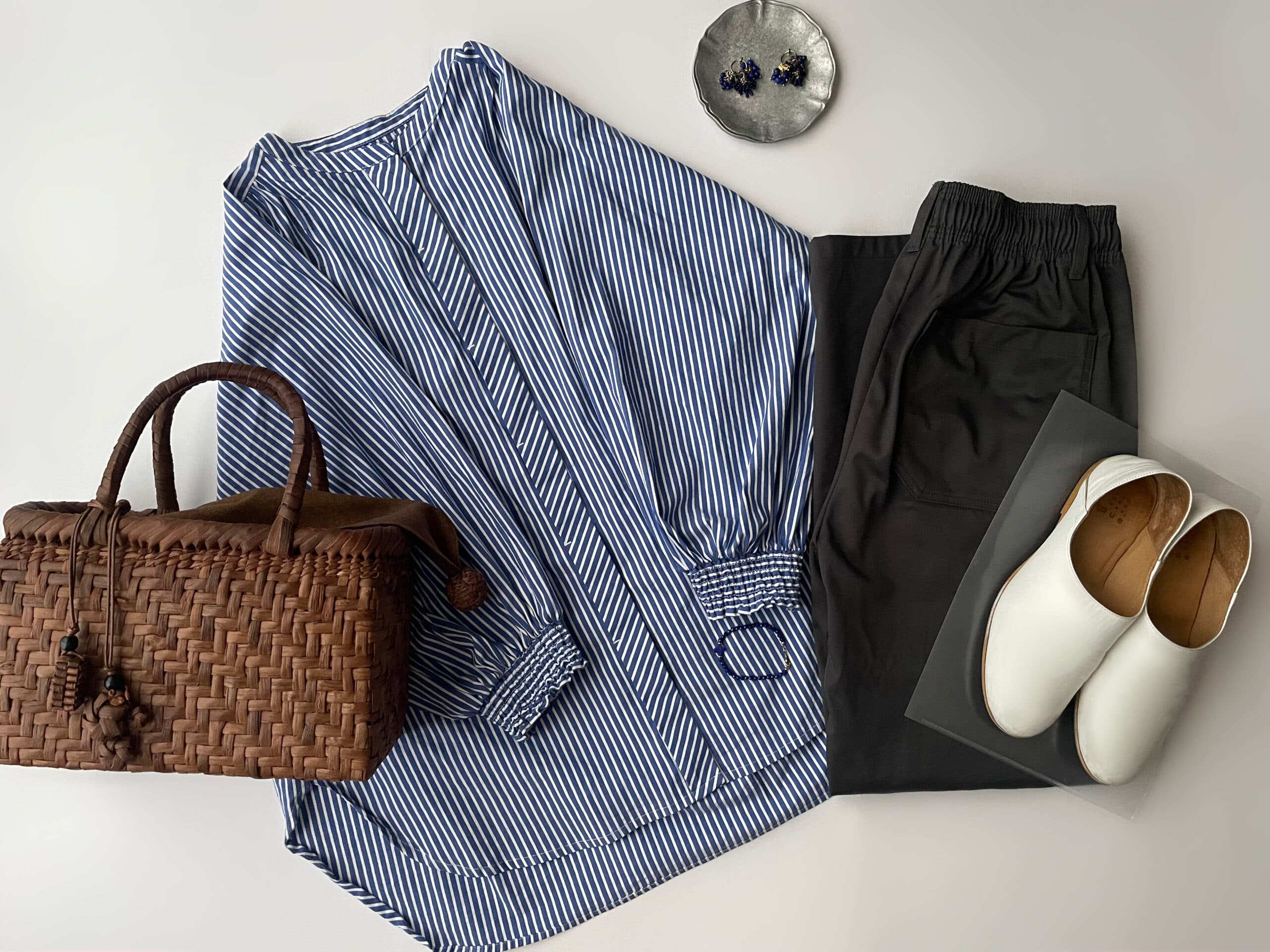 40代女性の2025年9月上旬コーデ、ボンジュールサガンの青ストライプシャツにGUのチャコールグレーのシェフパンツを合わせたフラットレイ画像。