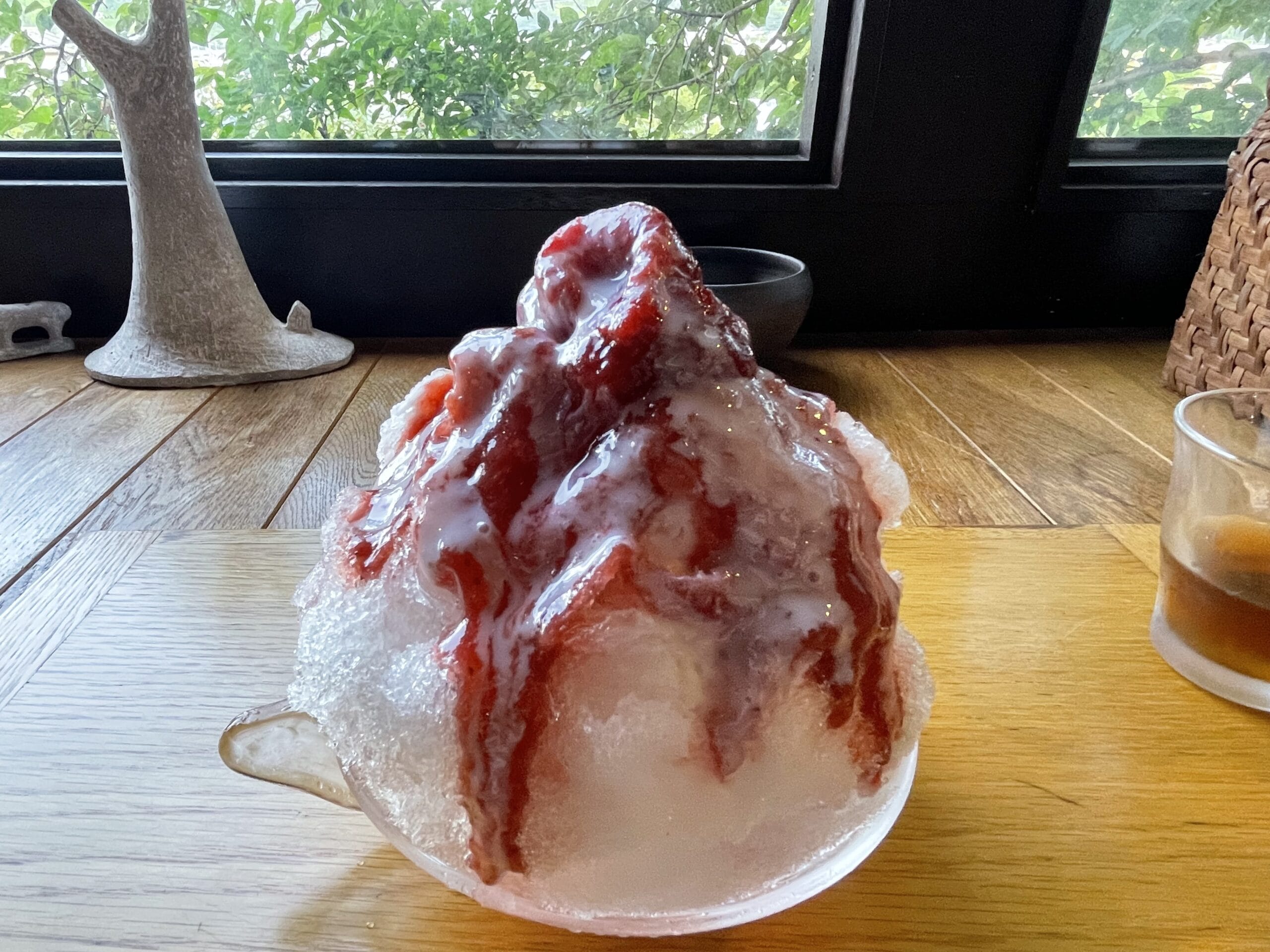 JIKE STUDIOで頂く苺ミルクのかき氷、寄りの写真。