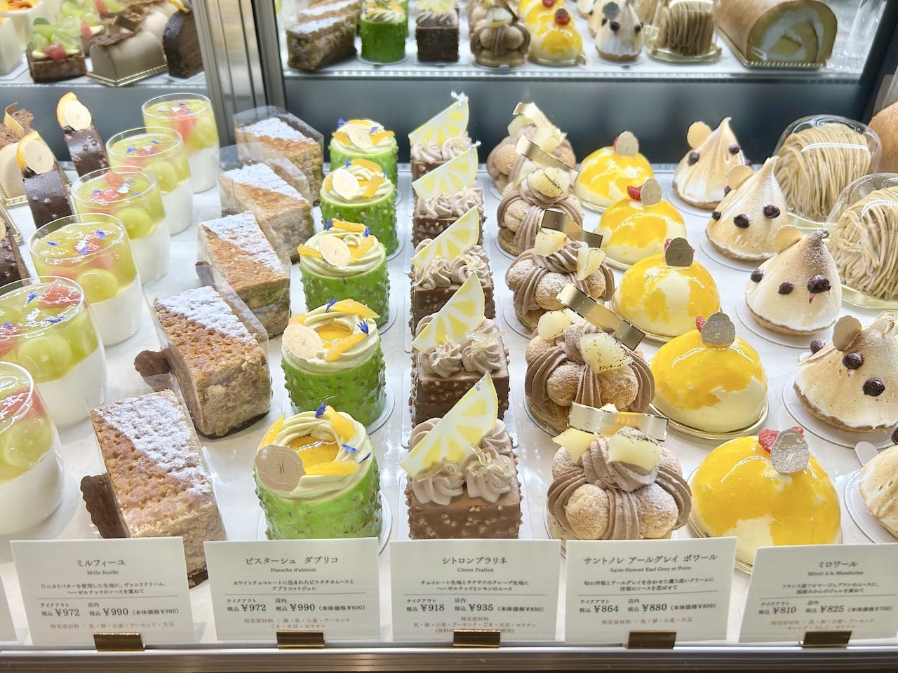 八芳園洋菓子店　ケーキ陳列3