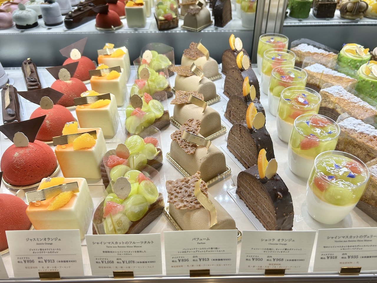 八芳園洋菓子店　ケーキ陳列2