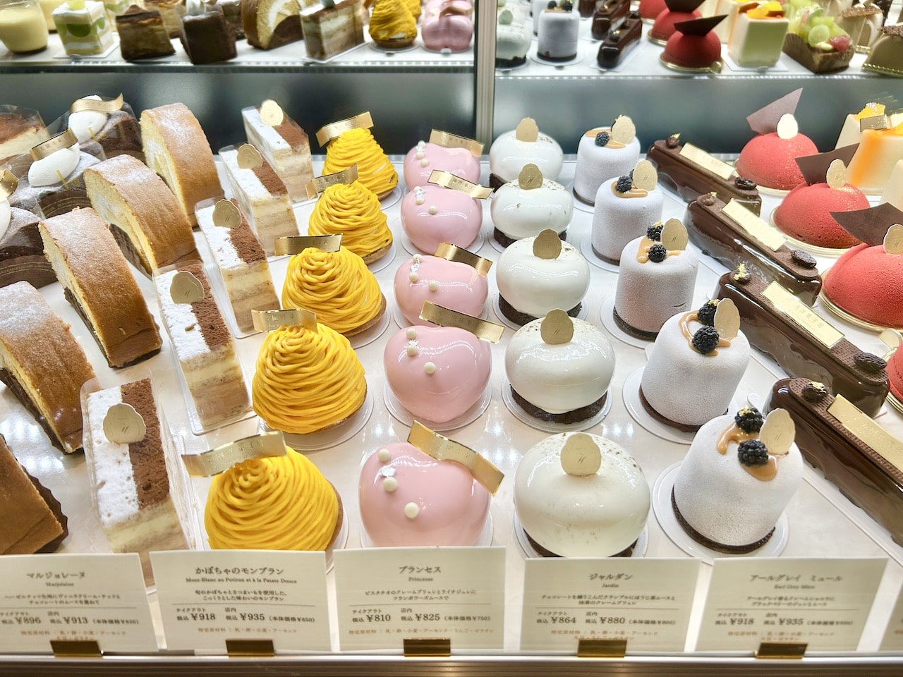 八芳園洋菓子店　ケーキ陳列1