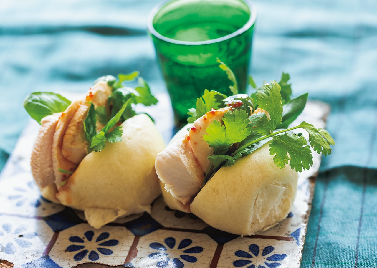 ゆで鶏とチリソース、ハーブの饅頭