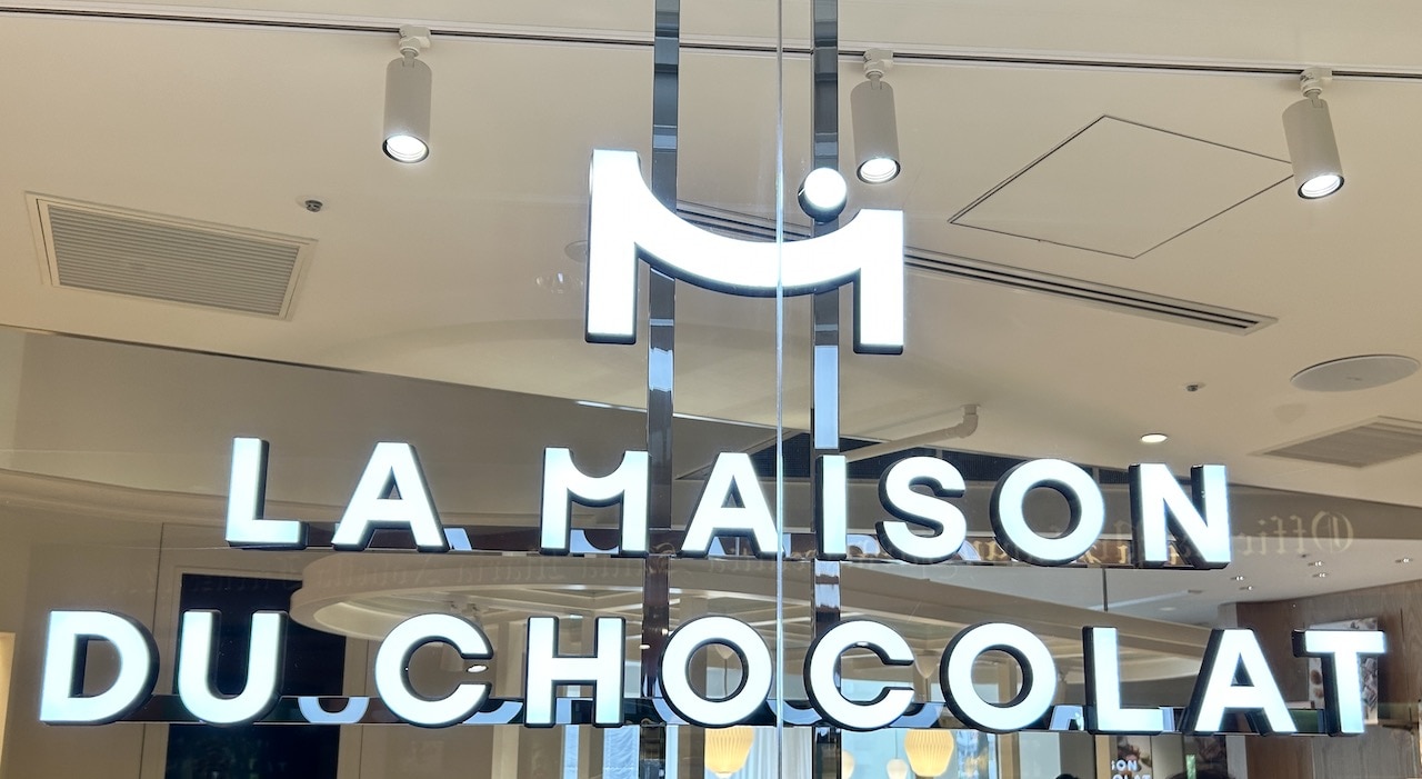 ラ・メゾン・デュ・ショコラ ニュウマン高輪店 看板