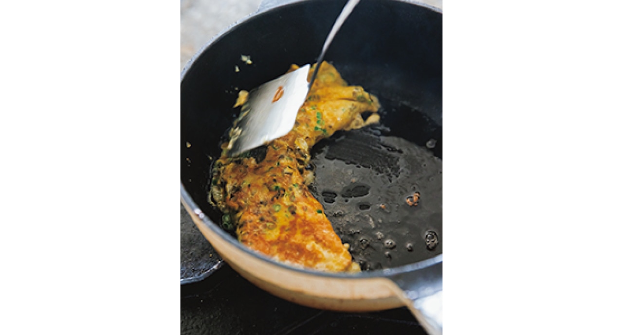 オムレツ状にまとめたら、しっかり焼き目をつける。