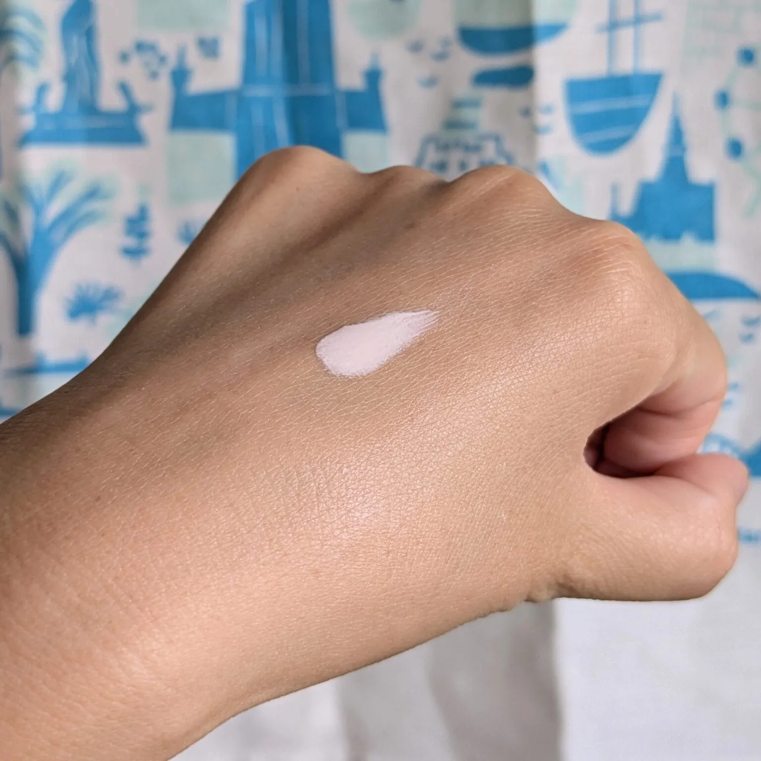 オルビス「リンクルブライトUVプロテクター ピーチピンク」手に出したところ