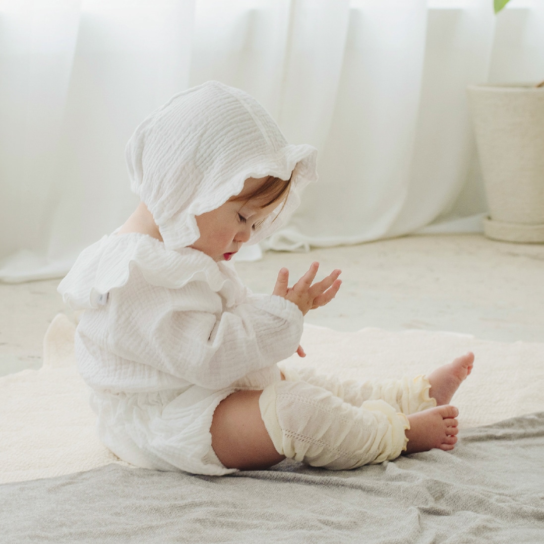 3COINS　ガーゼロンパース＆ボンネット￥1650