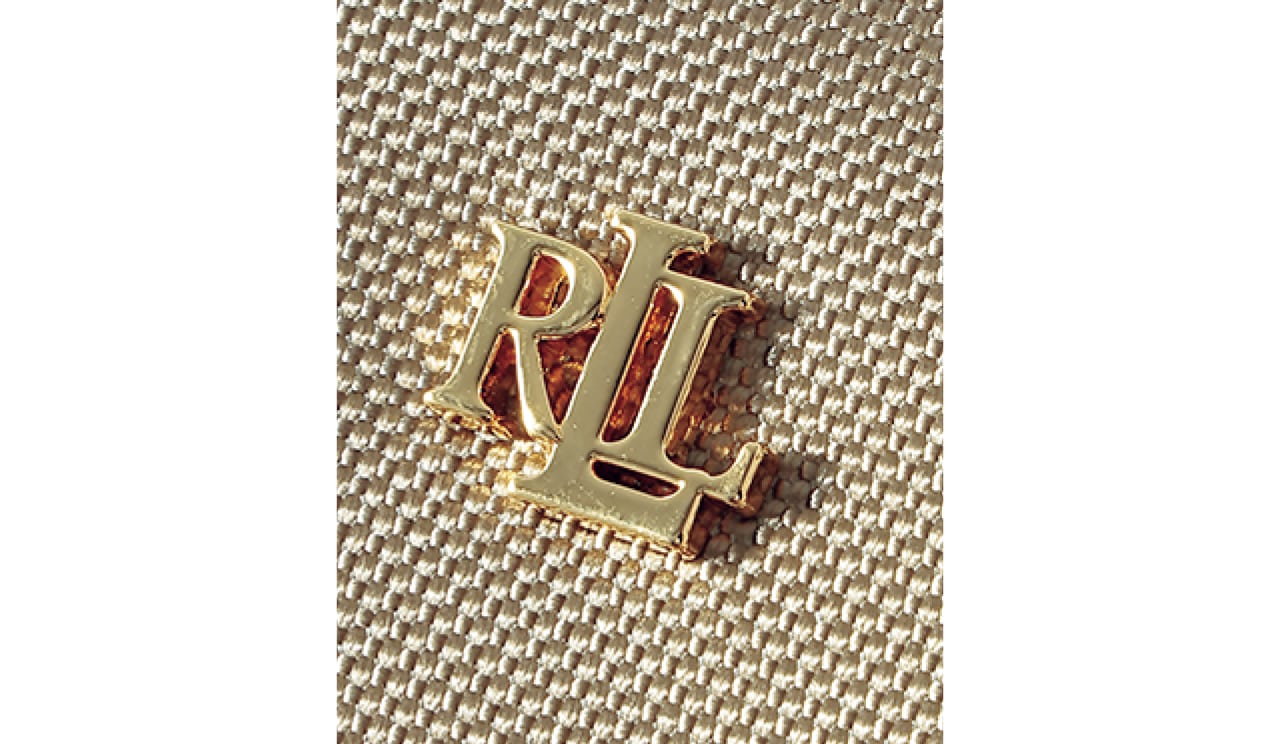 フロントに“LRL”のメタルロゴを。