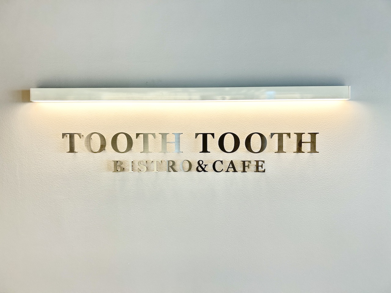 TOOTH TOOTH BISTRO＆CAFE　看板