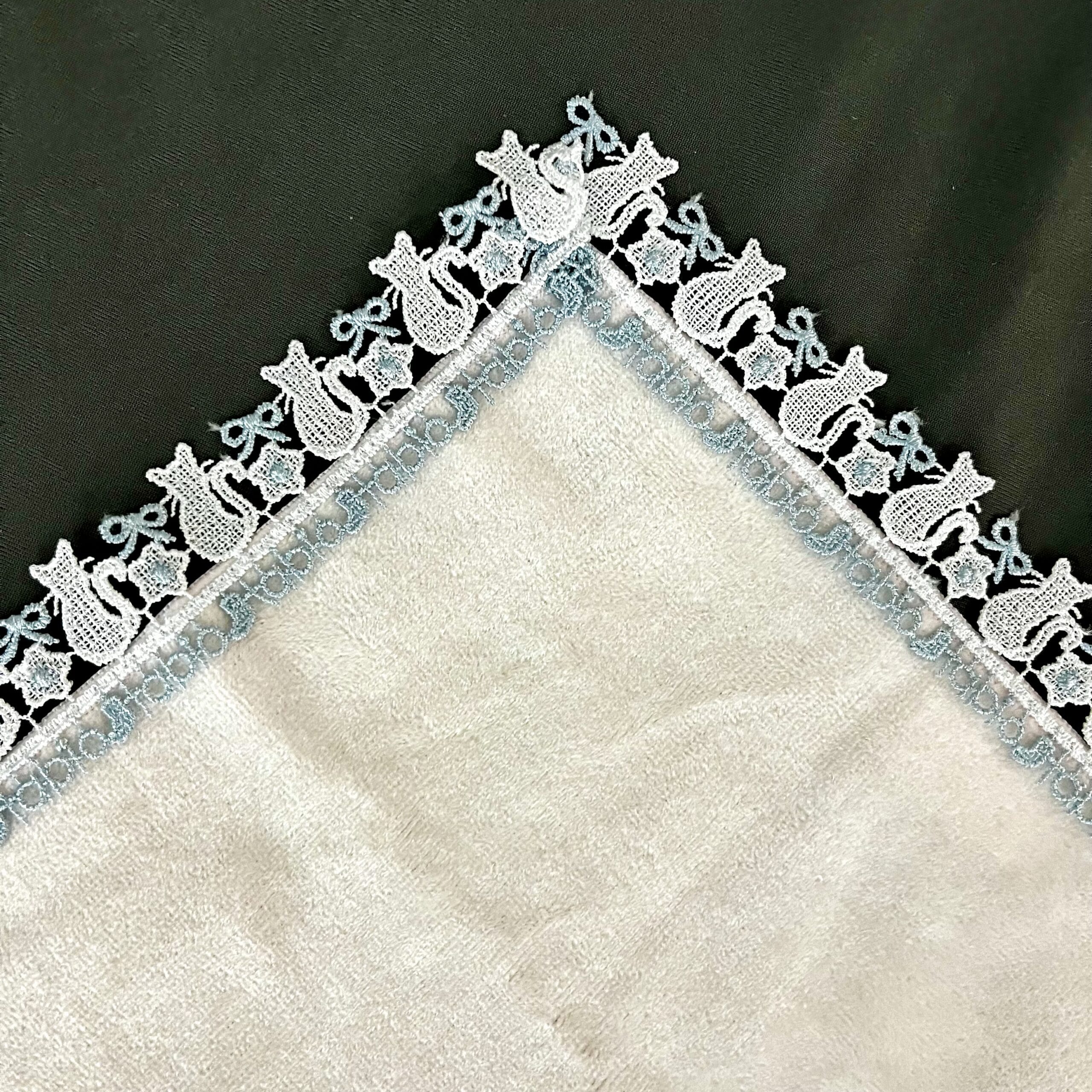 近沢レース店✕靴下屋」コラボ！ねこモチーフのタオルハンカチ