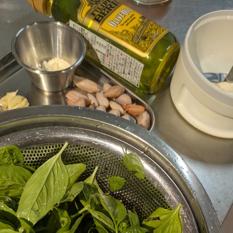 庭のバジル　落花生　バジルペースト