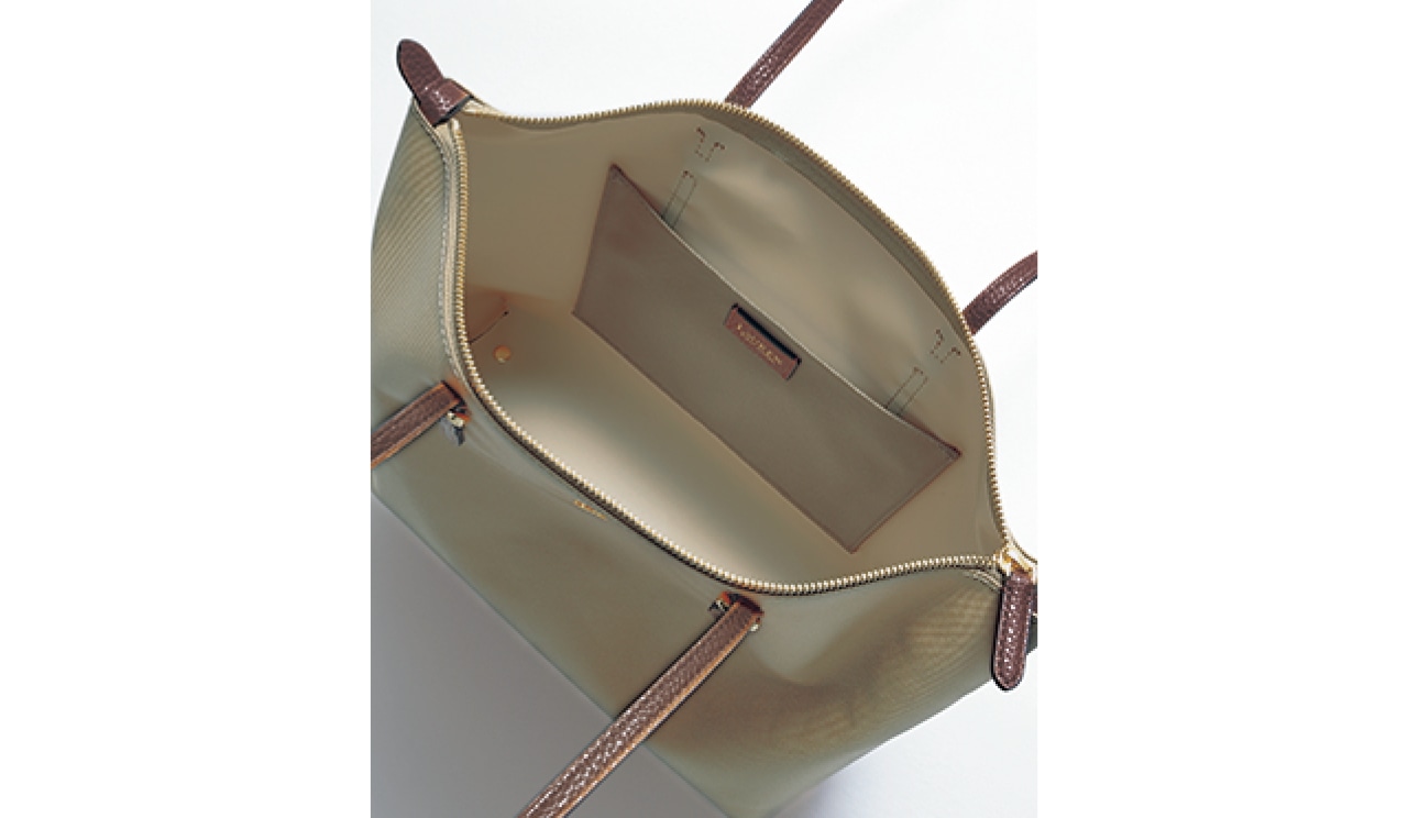 開口部はファスナー仕様。中に大きめのオープンポケットが1つ。