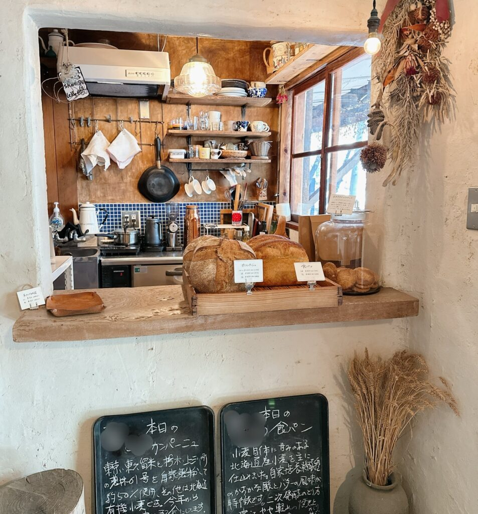 「パン屋塩見」内観