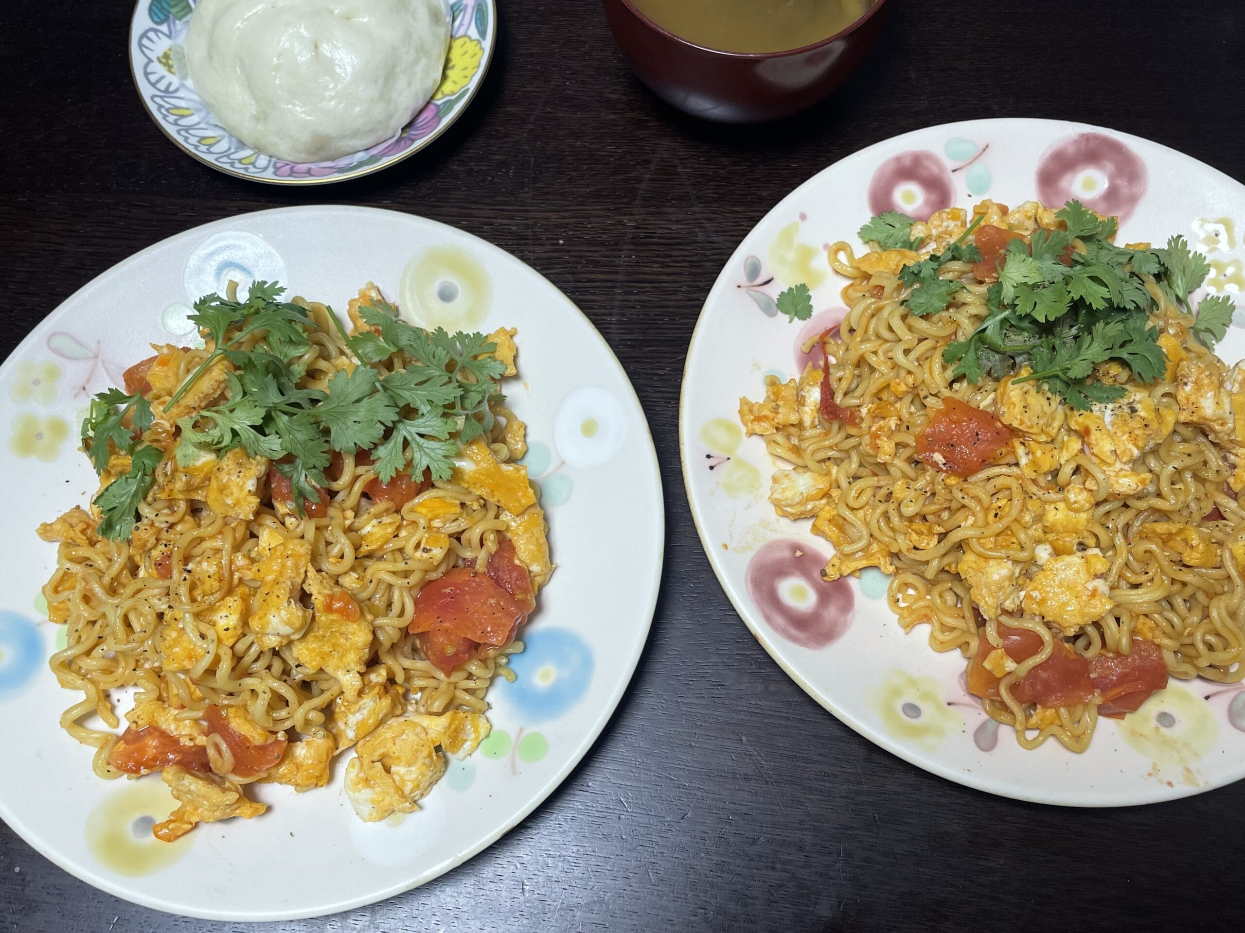 市瀬悦子さんのレシピ「トマトと卵のオイスター焼きそば」を40代主婦が作ってみた写真。2皿並んでいる。