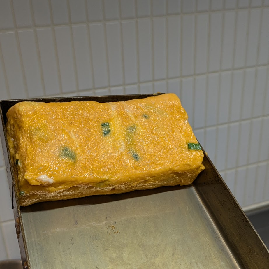 玉子焼き器で焼きあがっただし巻き卵