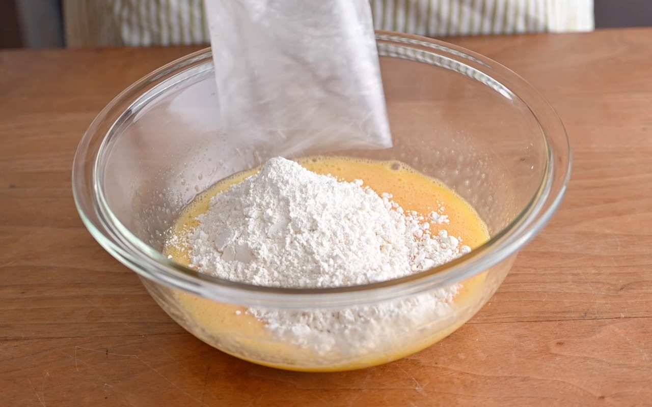 ①にホットケーキミックスを加え、ゴムベラで切るように混ぜる。