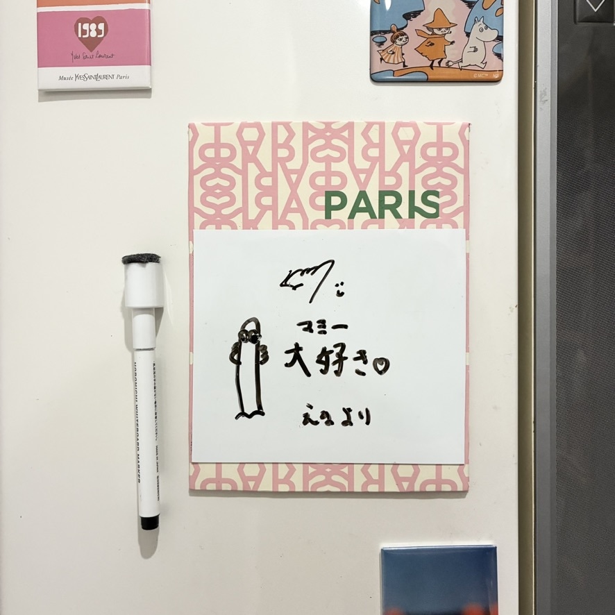 冷蔵庫に貼ったLEE100人隊の手づくりミニホワイトボード