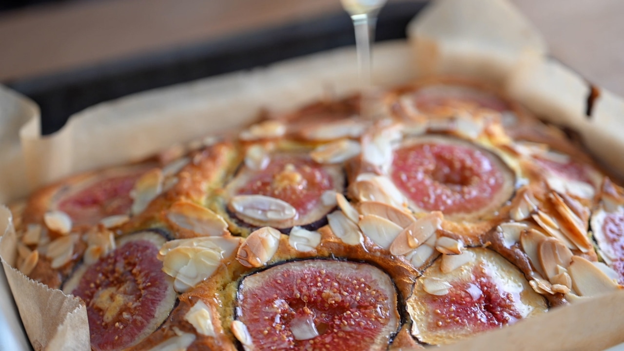 焼き上がったらオーブンから出し、すぐにはちみつを全体に垂らす。