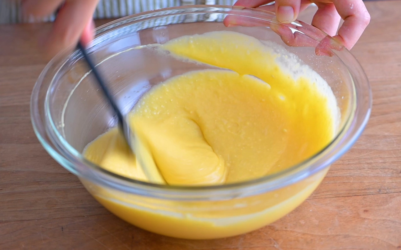 底からすくうようにして、粉っぽさが完全になくなるまで混ぜる。