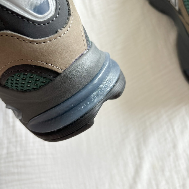 NewBalance2010のABZORB SBSと書かれたかかとの写真